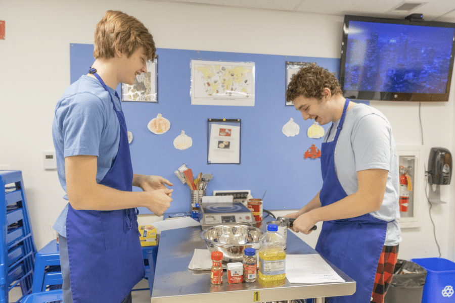Juniors help out in the kitchen on their Day of Service (Photo/PDS Flickr)